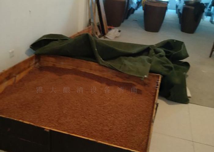 12.26冬季做固態(tài)酒，糖化時(shí)在上面蓋保溫棉保溫