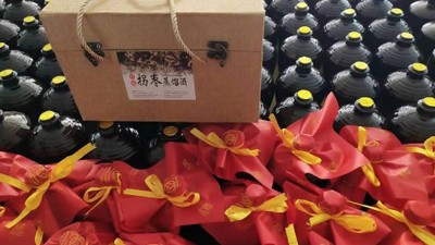 農(nóng)村老漢用山間野果結(jié)合現(xiàn)代制酒設(shè)備做酒，30元/斤還不愁賣