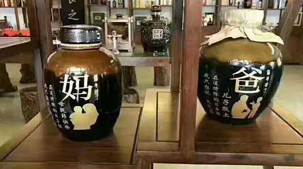 用大型釀酒設(shè)備做高粱酒，山西范姐做的節(jié)日定制酒別具一格！